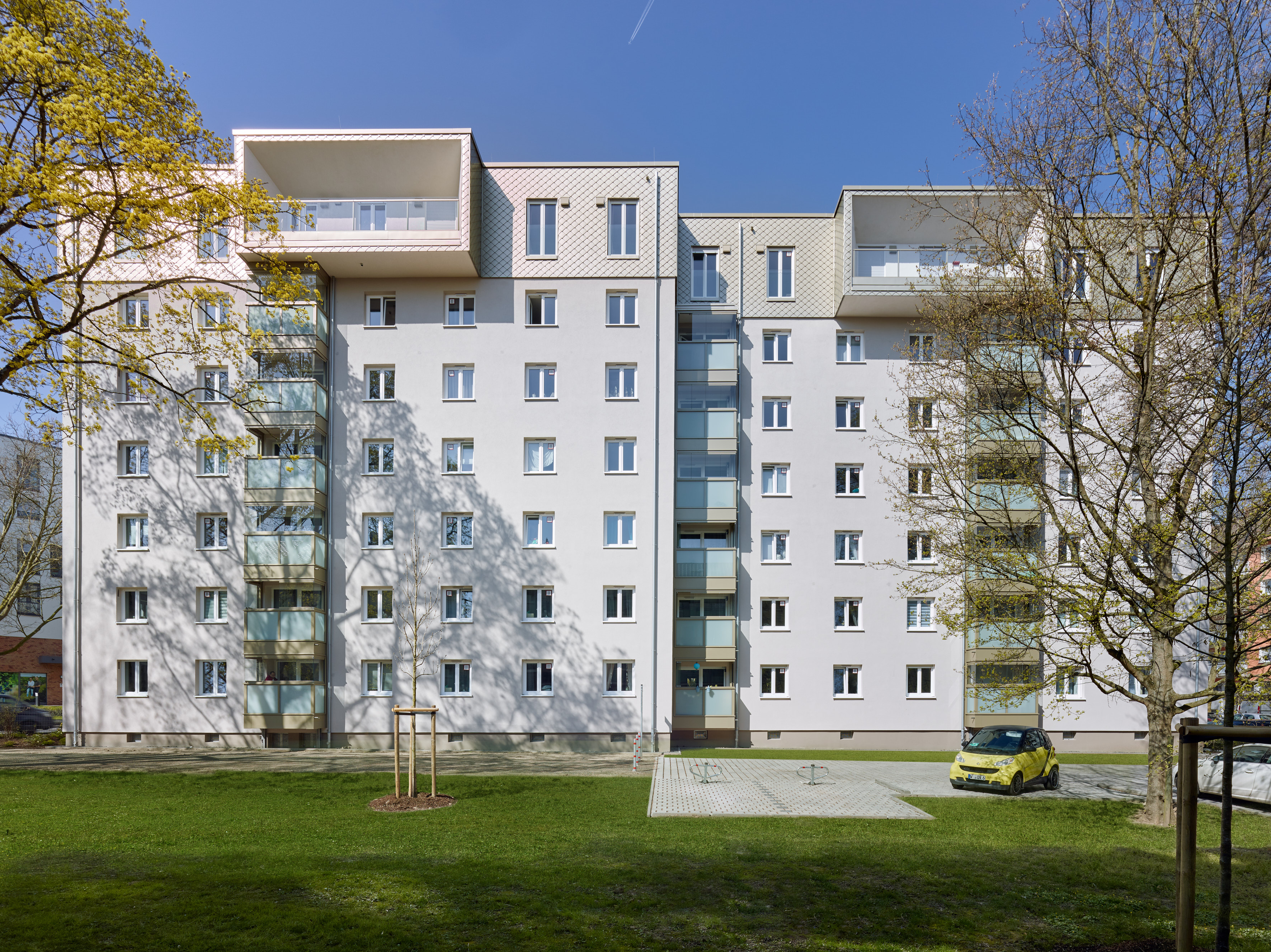 Eine architektonisch eigenständige Aufstockung krönt einen Geschosswohnungsbau aus den 1950 Jahren in Wiesbaden. (Quelle: Jean-Luc Valentin), 65187 Wiesbaden